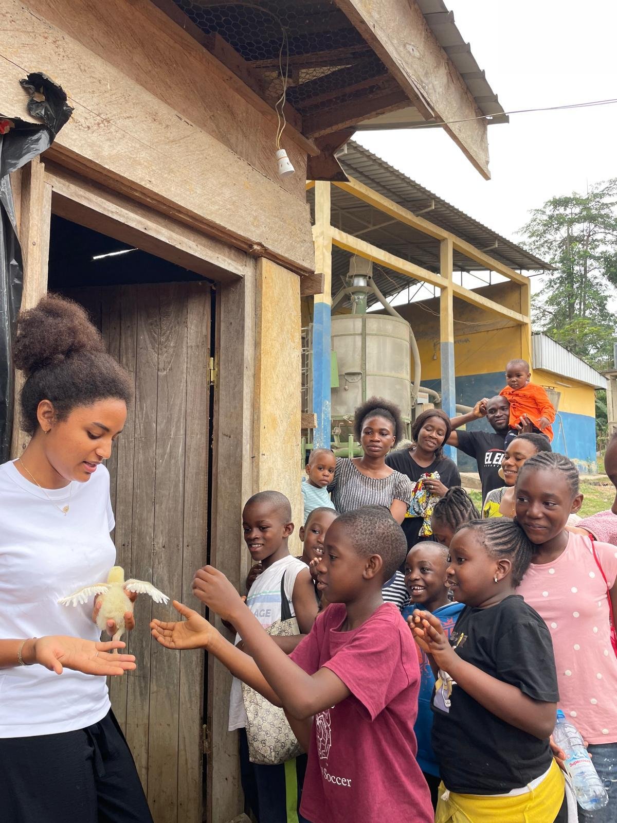 Familles et enfants découvrant les poussins à la Ferme de Bilon